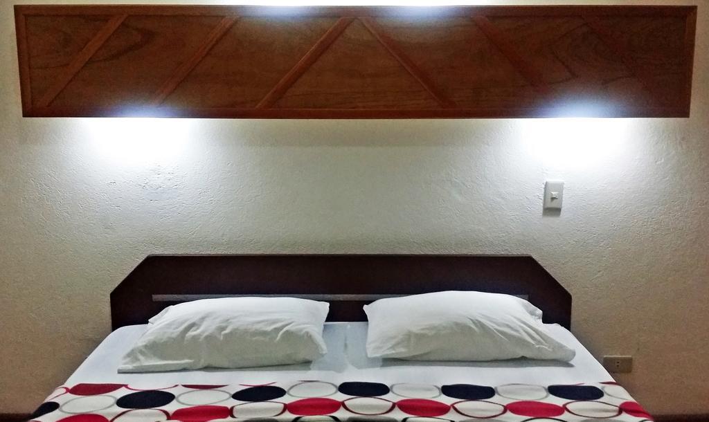 Balabag  Bamboo Bungalows Resthouse חדר תמונה